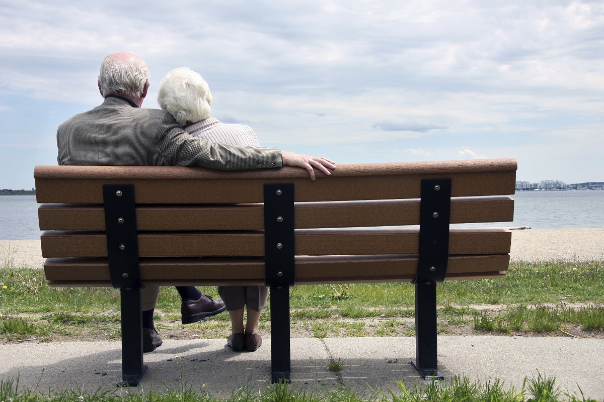 Afbeeldingsresultaat voor elderly pair on bench